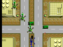 L’helicòpter de Thunder Blade sobre una cruïlla urbana vista des de dalt, envoltat de vehicles enemics.