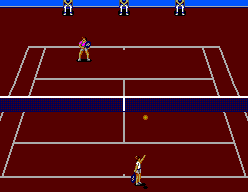 Un tennista es prepara per servir en una pista de terra batuda de Wimbledon.