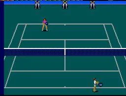Partida individual de Wimbledon vista des del fons d'una pista verda, amb un jugador a cada costat.