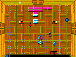 Sala de Woody Pop amb diverses boles i objectes entre blocs roses i blaus.