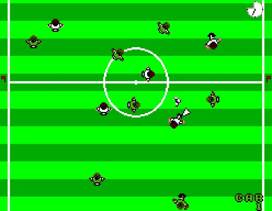 Partit de World Cup Italia '90 vist des de dalt, amb diversos jugadors disputant la pilota al centre.