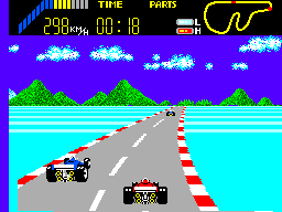 Cursa de World Grand Prix vista des del monoplaça, amb dos rivals, el velocímetre, el cronòmetre, indicadors de peces i el mapa.