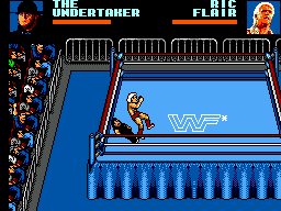 Ric Flair aplica una presa a The Undertaker dins del ring, amb els indicadors de força visibles a la part superior.
