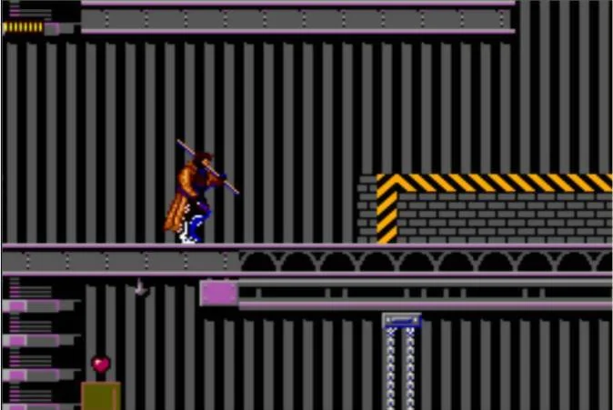 Un personatge dels X-Men avança per plataformes i passarel·les d’una instal·lació industrial.